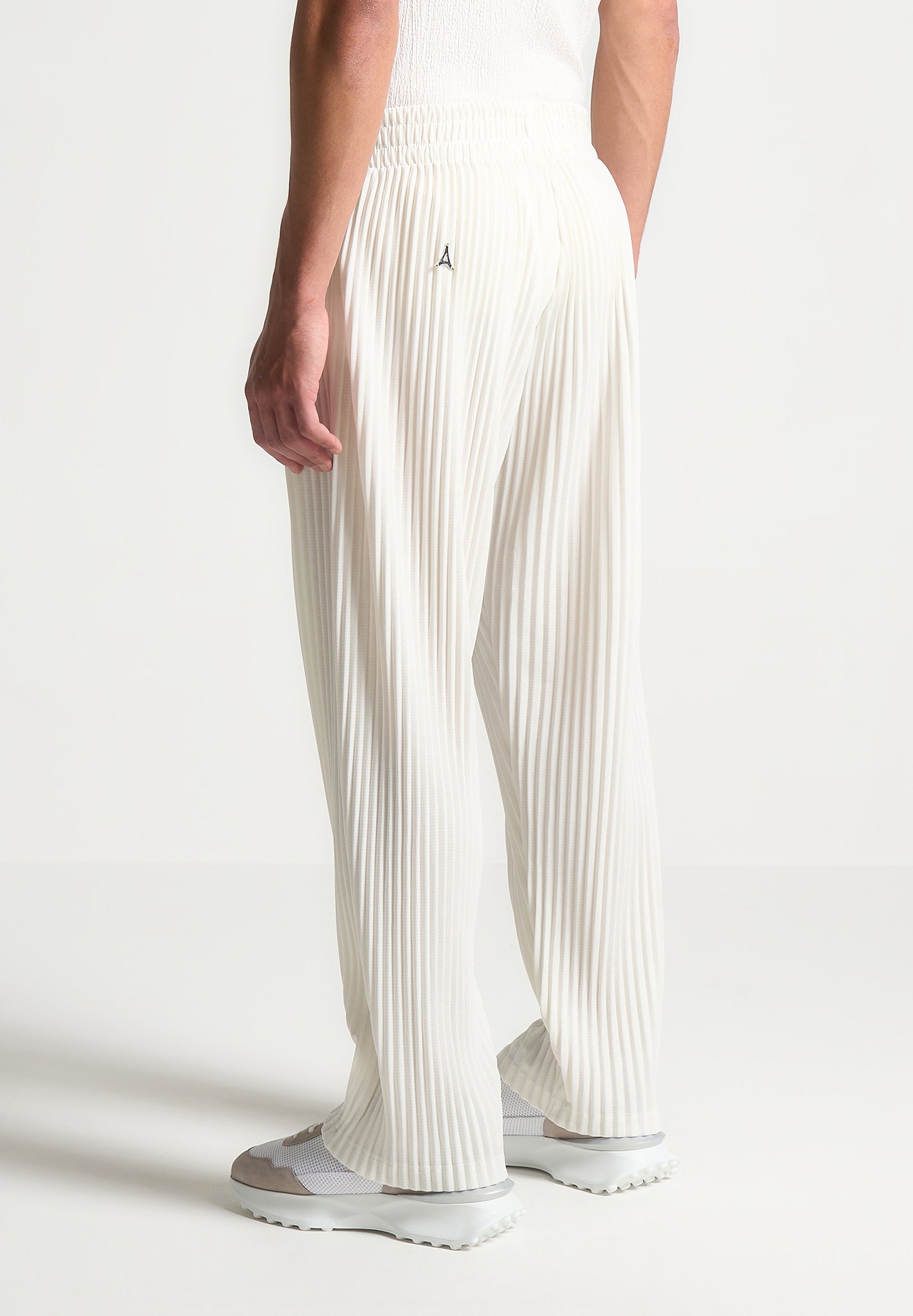 Off-White Pleated Trousers with Elastic Waistband | Jonas