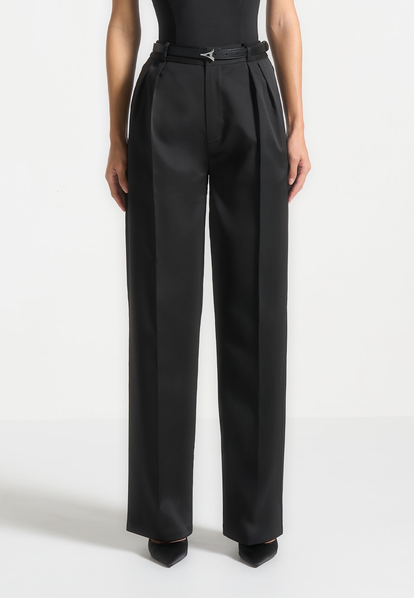 Tailored Twin Pleat Trousers for Women - Straight Leg & Mid Rise | Manière De Voir