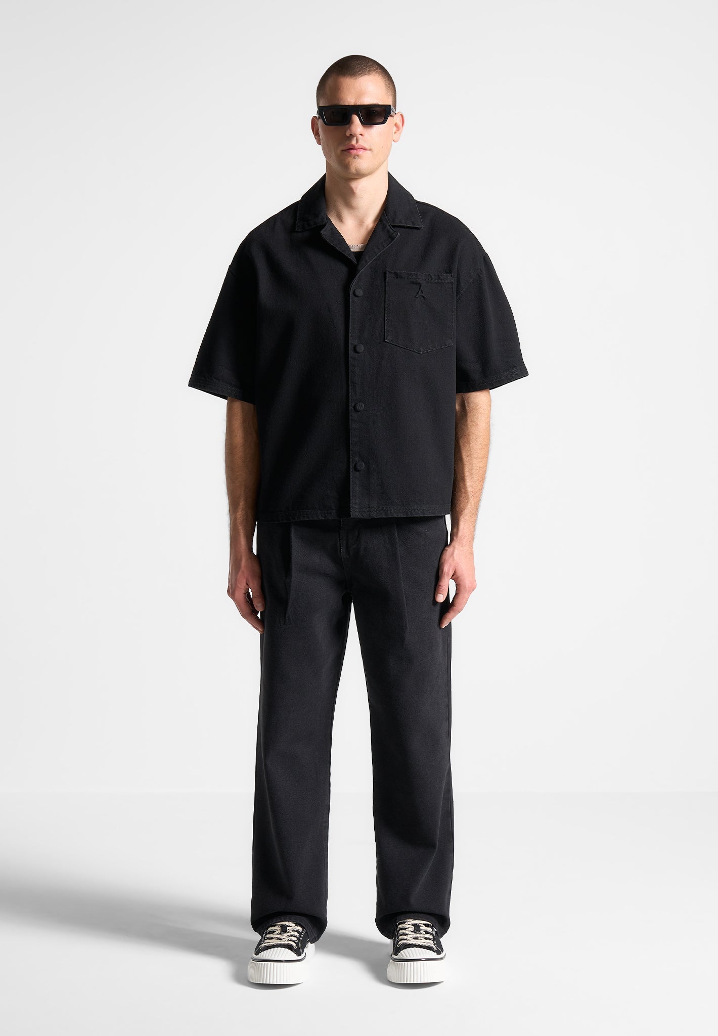 Pleated Relaxed Fit Jeans in Washed Black | Manière De Voir