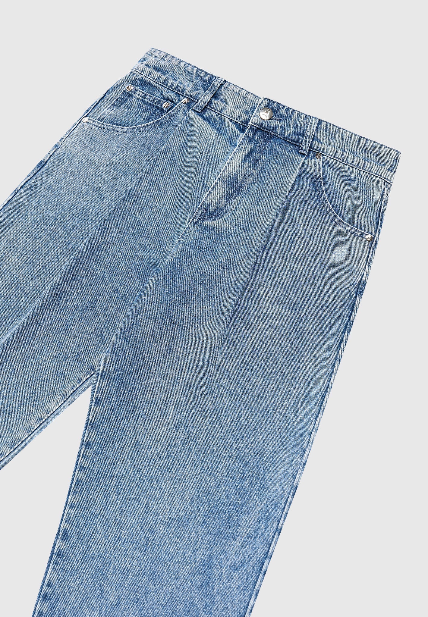 Relaxed Fit Pleated Jeans in Washed Blue Denim | Manière De Voir