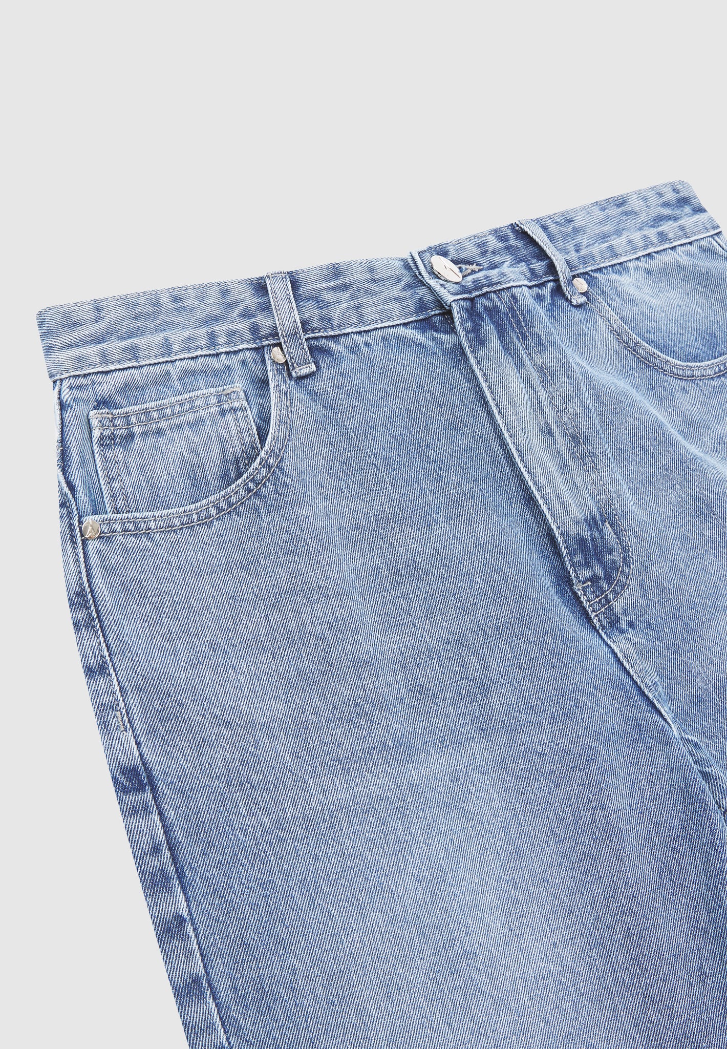 Regular Fit Mid Blue Jeans | 13oz Denim & Vegan Leather Patch | Manière De Voir