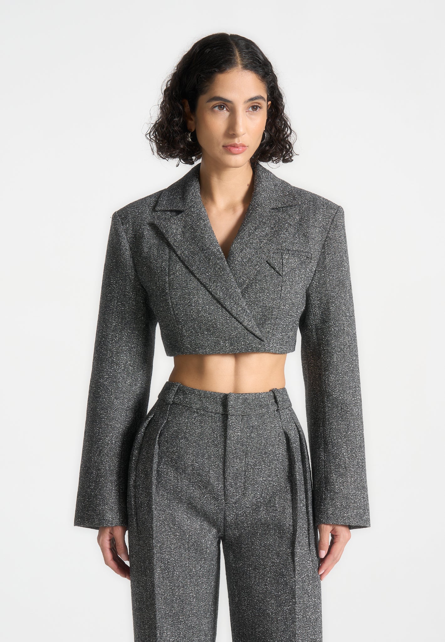 Wide Shoulder Wool Blazer for Women - Herringbone Cropped Fit | Manière De Voir